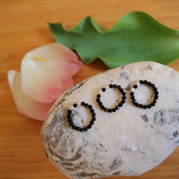 beaded ring in minimal black crystal stone beads and genuine seed pearls - Picture 2 of 11
